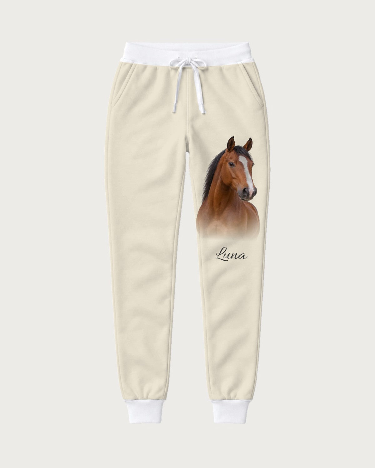 Jogginghose Statement mit großem Pferdeportrait und Namen: Ansicht der ganzen Hose