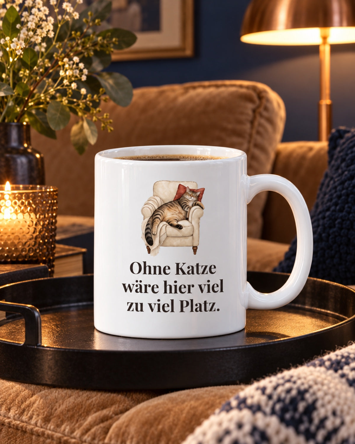 Weiße Keramiktasse Katzentasse mit Spruch: Ohne Katze wäre hier viel zu viel Platz. auf einem schwarzen Bistrotablett