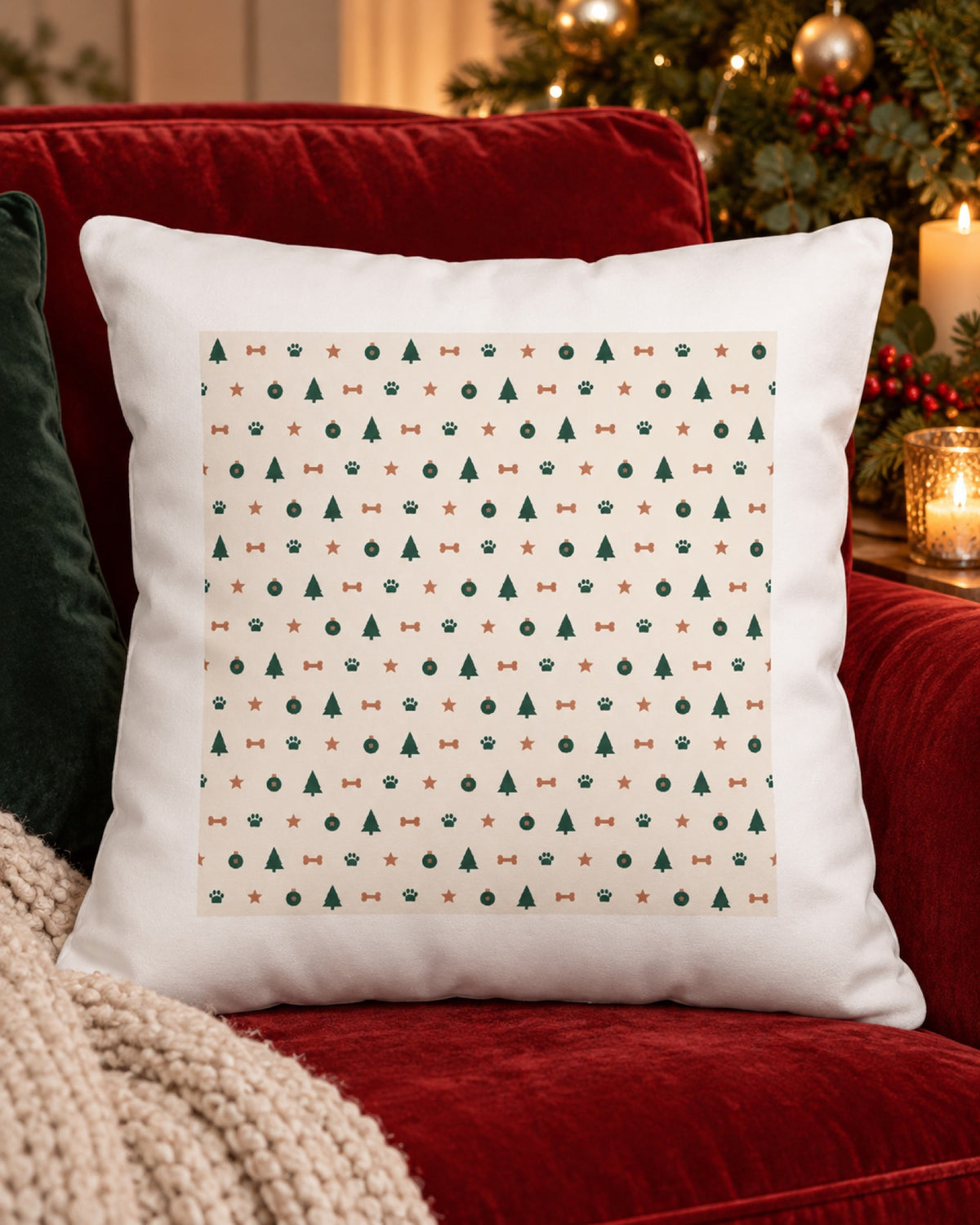 Weihnachtskissen mit cremefarbenem Muster und weißem Rand auf einem roten Sofa im Advent