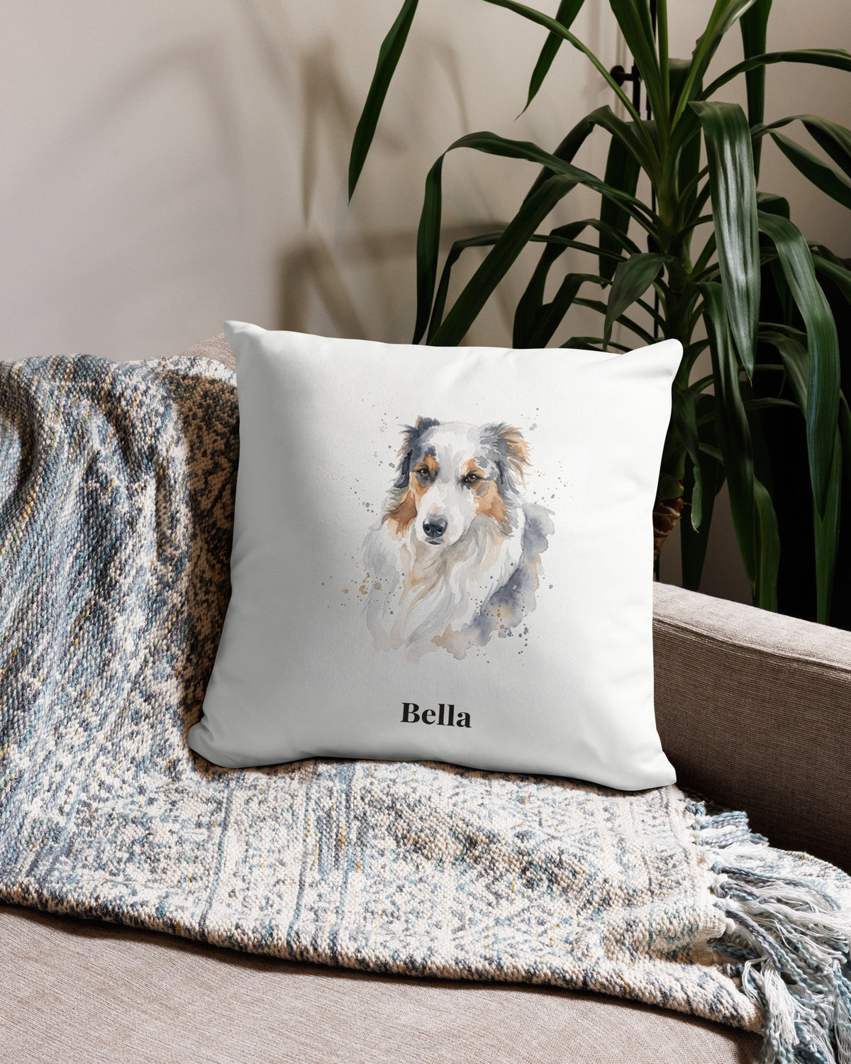Kissen mit Hundeportrait im Aquarell-Stil und Namen Bella, Printful-Wohnszene