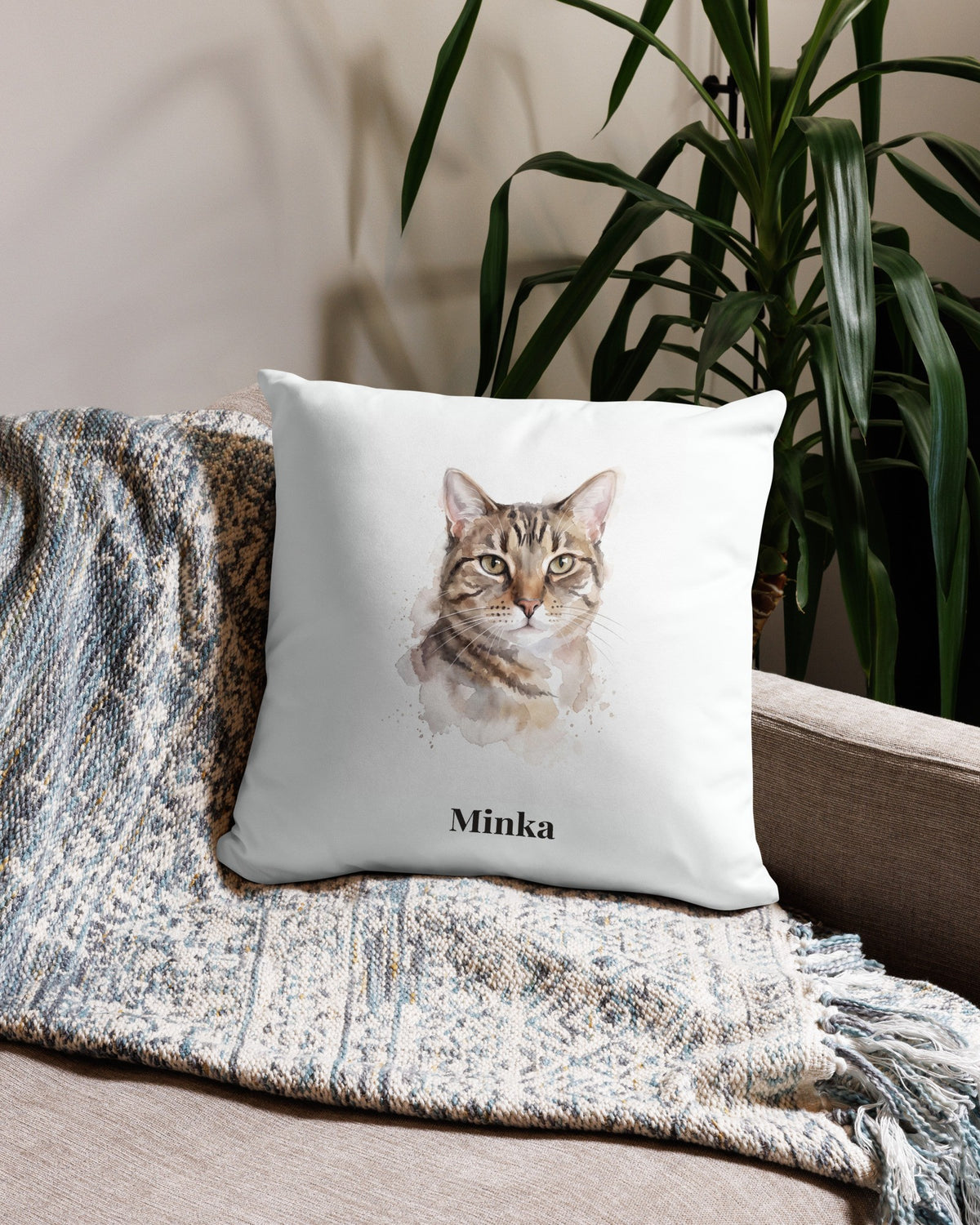 Kissen mit Katzenportrait im Aquarell-Stil und Namen Minka, Printful-Wohnszene