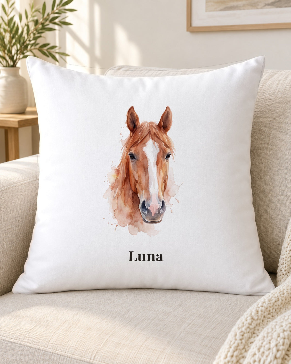 Kissen mit Pferdeportrait im Aquarell-Stil und Namen Luna auf dem Sofa