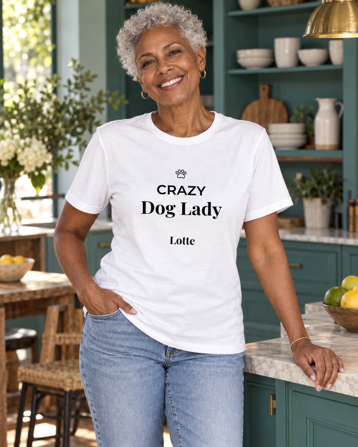 Frau im weißen Crazy Dog Lady T-Shirt mit Beispielname Lotte in einer petrolgrünen Küche