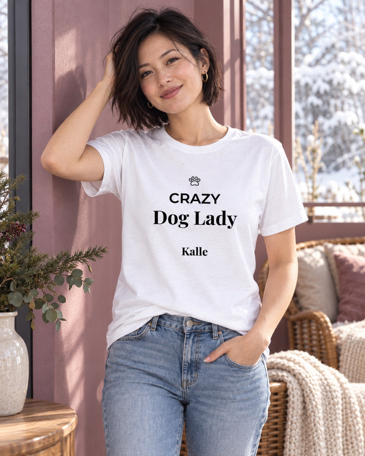 Frau im weißen Crazy Dog Lady T-Shirt mit Beispielname Kalle an einer mauvefarbenen Wintergartenwand