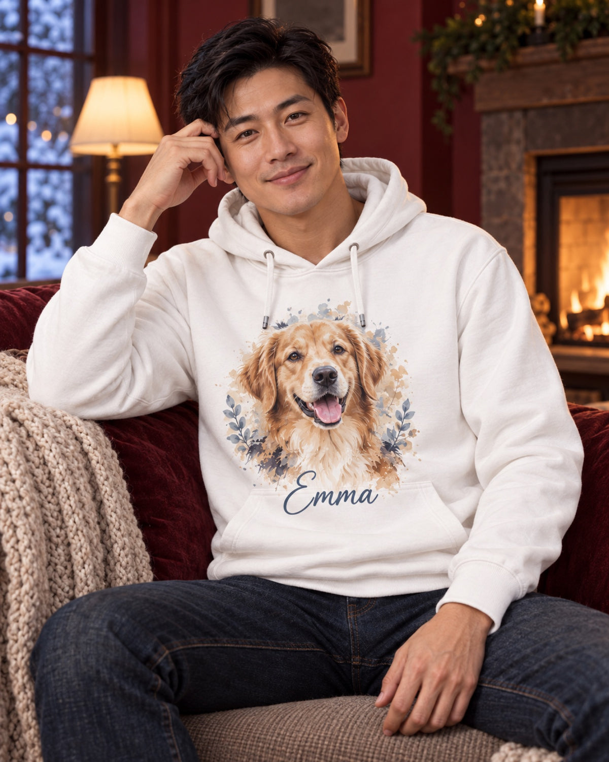 Mann im weißen Hoodie mit Golden Retriever Emma als Aquarellportrait im burgunderroten Winterwohnzimmer