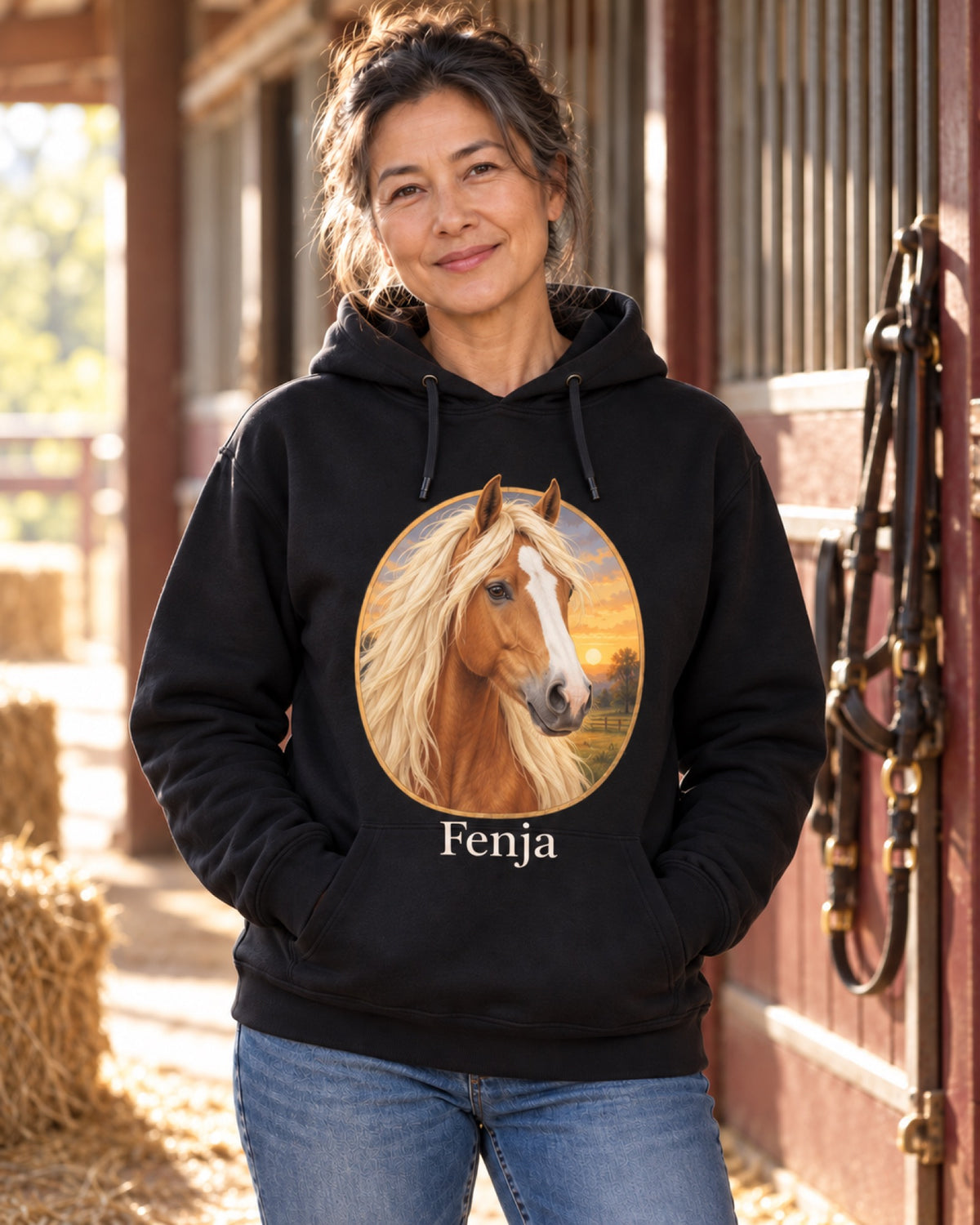 Frau im schwarzen Hoodie mit Haflinger Fenja als Pferdeportrait mit Sonnenuntergang vor einem Stall