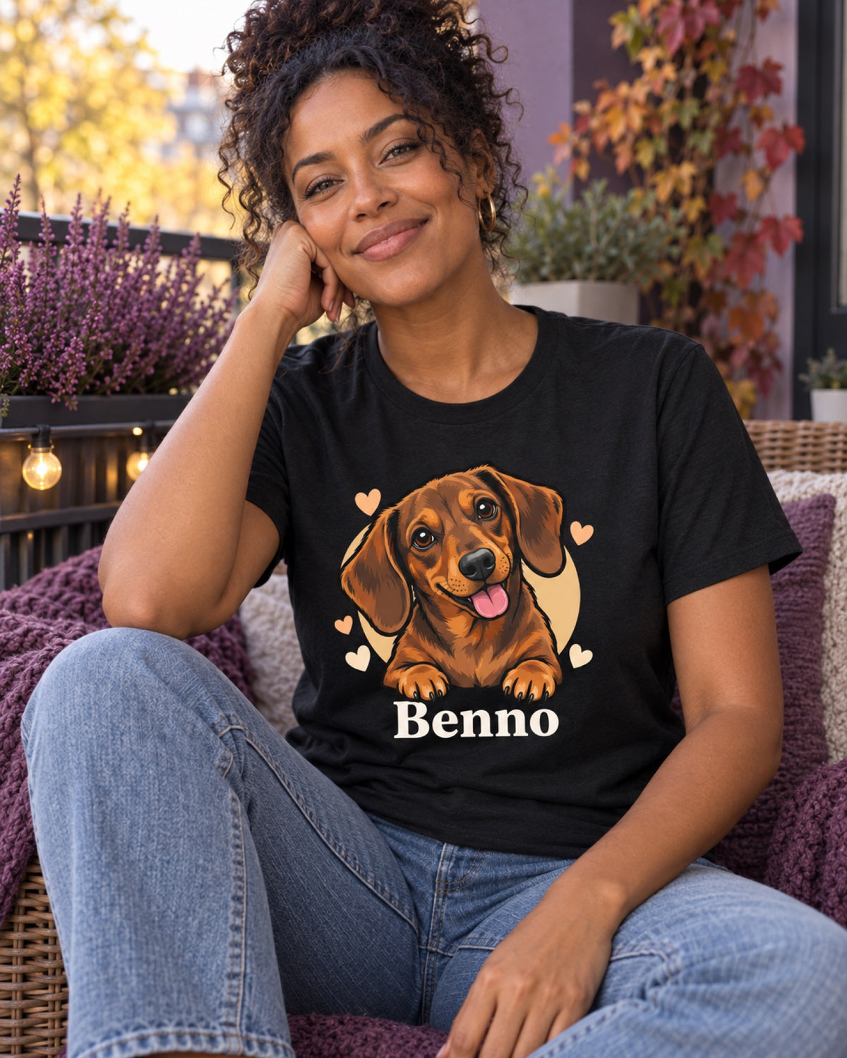 Frau im schwarzen T-Shirt mit Dackel Benno als Cartoonportrait auf einer lila Herbstloggia