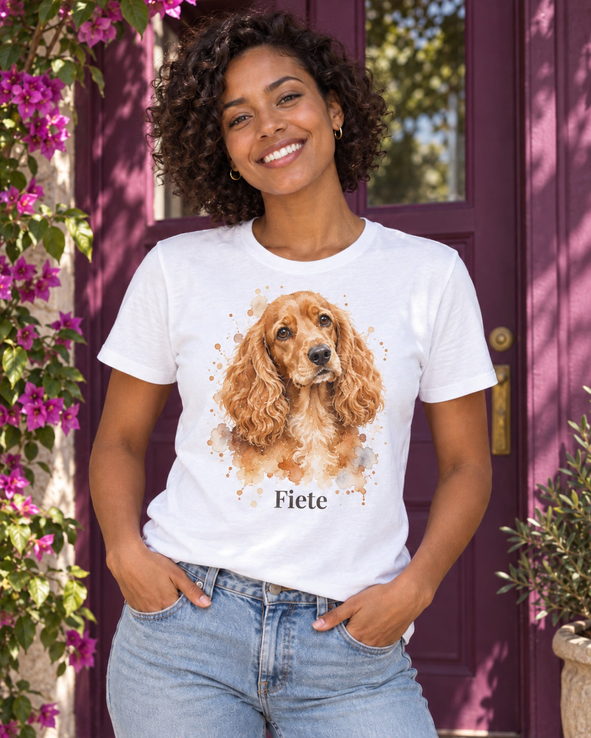 Frau im weißen T-Shirt mit Cocker Spaniel Fiete als Aquarellportrait an einem purpurfarbenen Sommerhausportal