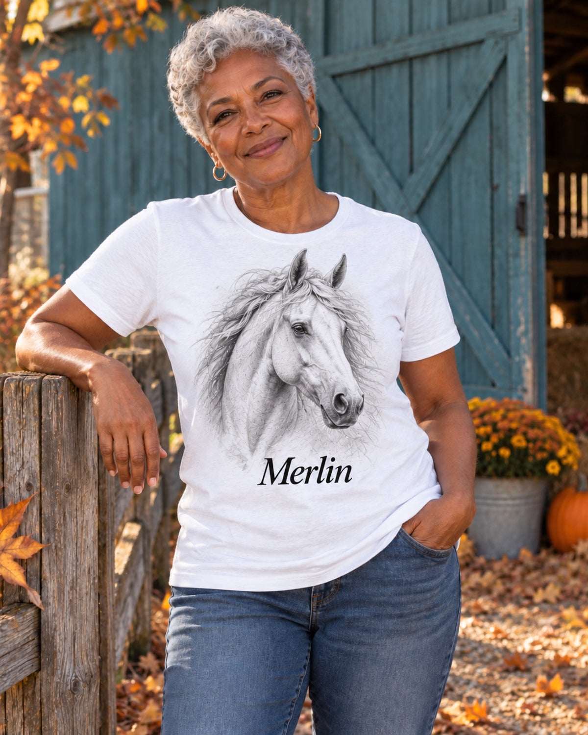Frau im weißen T-Shirt mit Schimmel Merlin als Sketchportrait vor einer tealblauen Herbstscheune