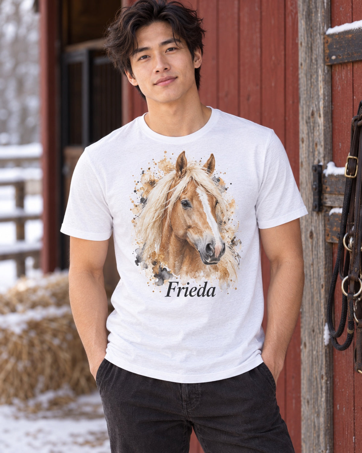 Mann im weißen T-Shirt mit Haflinger Frieda als Aquarellportrait vor einer rostroten Stallwand