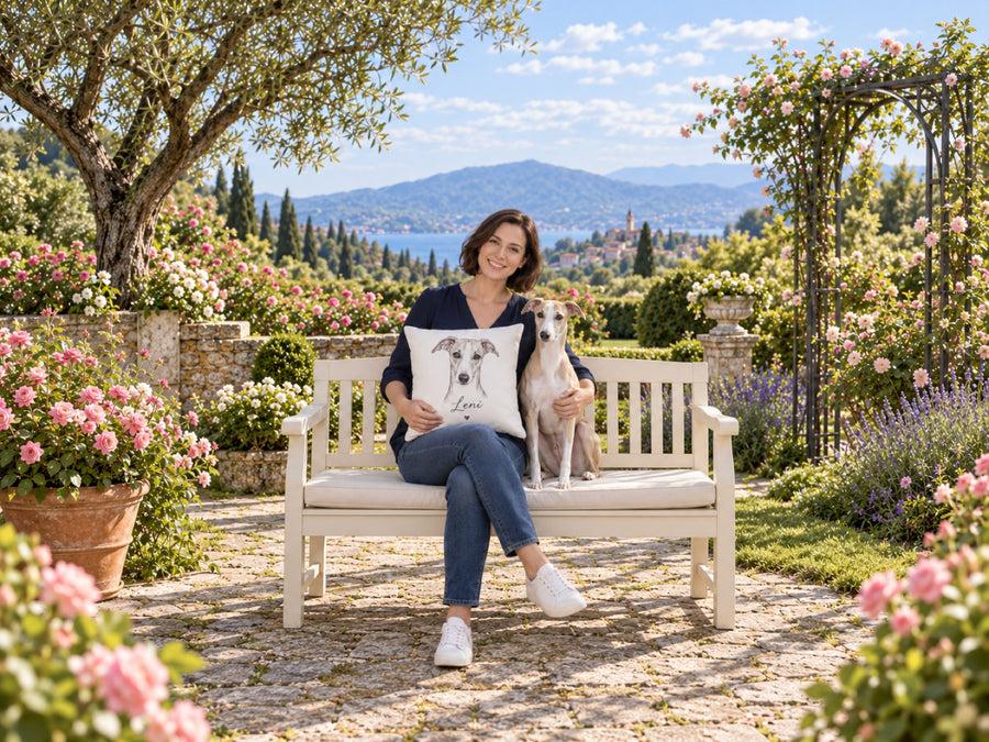 Frau mit Windhund und Kissen mit seinem Portrait im Garten