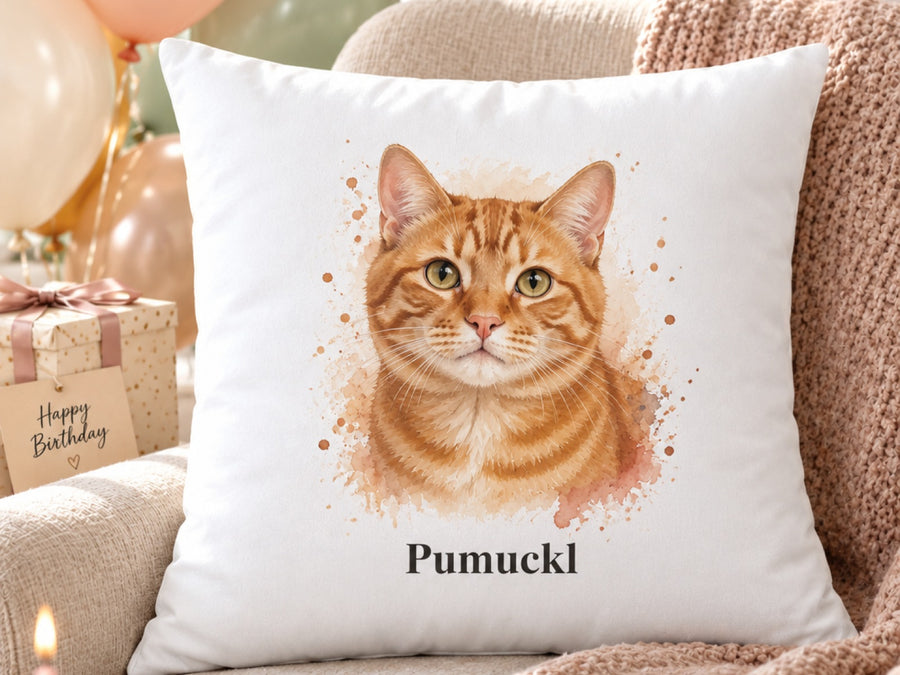 Weißes Kissen mit roter Katze Pumuckl im Aquarell-Stil auf dem Sessel zwischen Geburtstagsballons