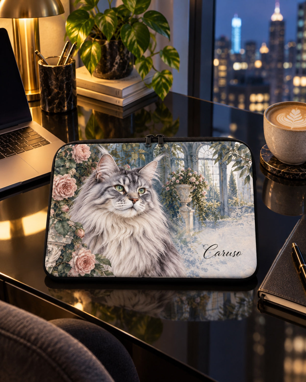 Laptophülle mit Maine Coon Caruso auf einem schwarzen Glasschreibtisch am Abend