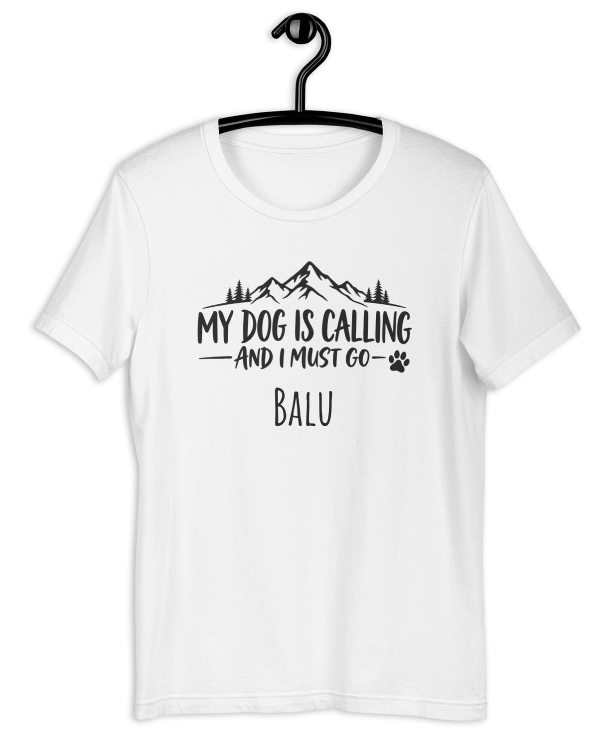 T-Shirt My Dog Is Calling in Weiß mit Namen Balu auf dem Bügel