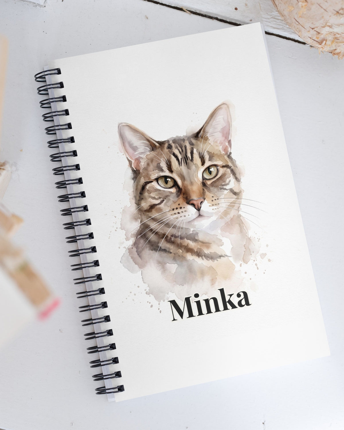 Notizbuch mit deiner Katze im Aquarell-Stil mit Namen Minka auf dem Schreibtisch