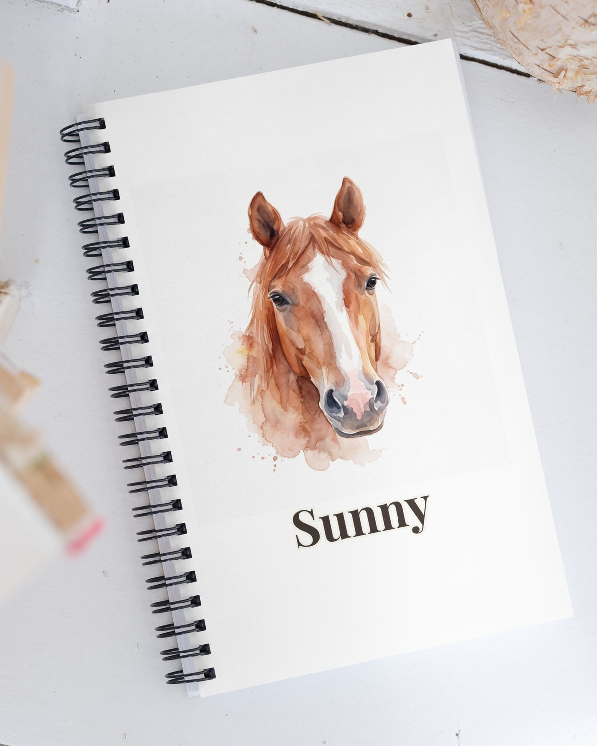 Notizbuch mit deinem Pferd im Aquarell-Stil mit Namen Sunny auf dem Schreibtisch
