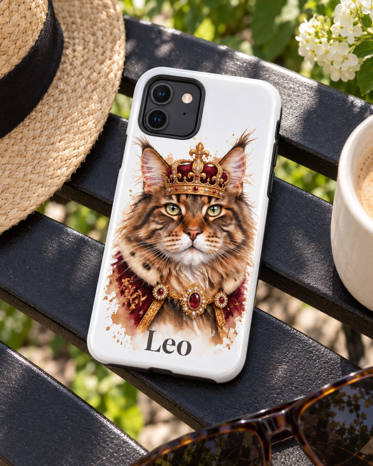 iPhone 11 Hülle mit Maine Coon im Royal-Stil mit Krone und Namen Leo auf einer schwarzen Gartenbank im Sommer
