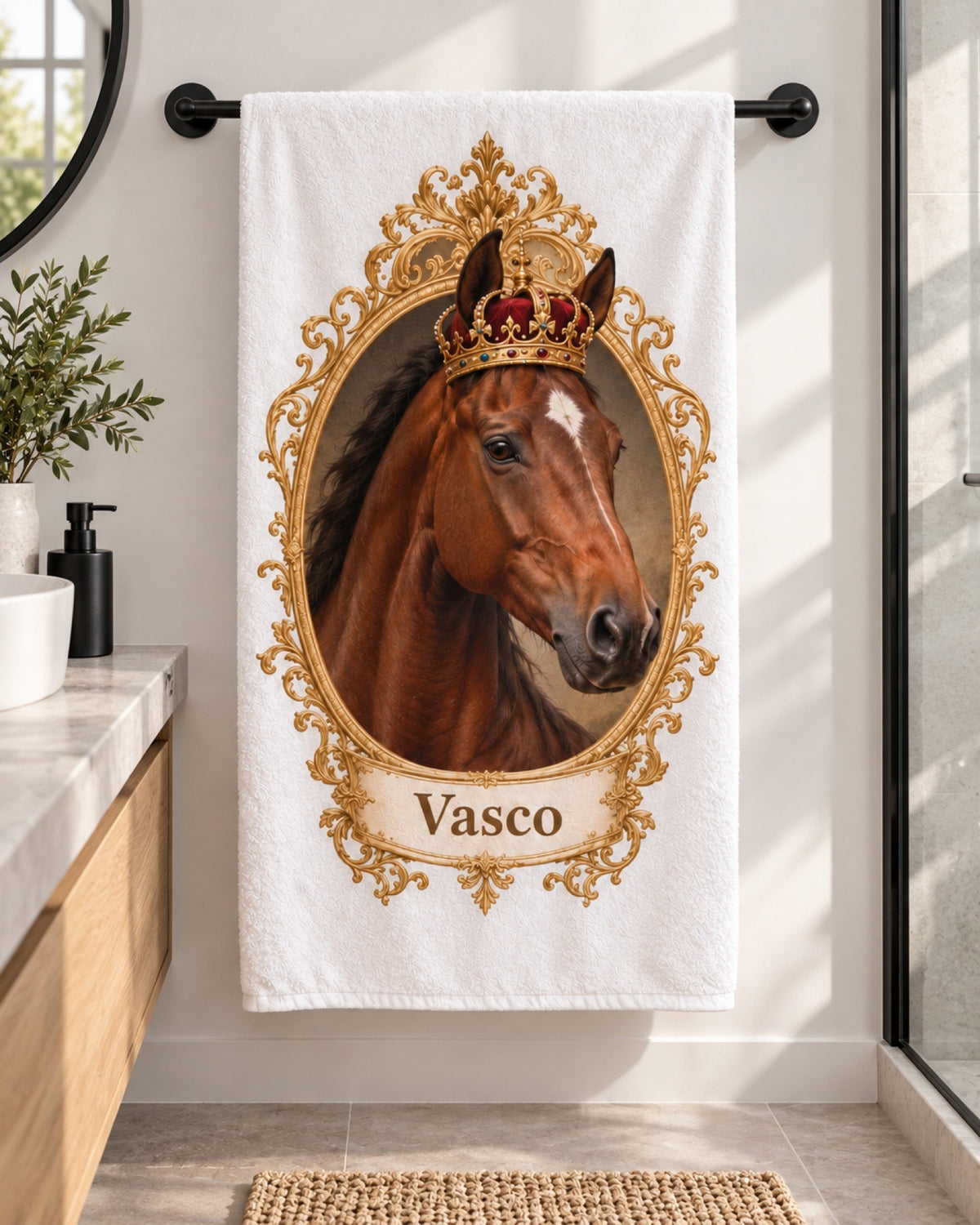 Badetuch mit Fuchs im Royal-Stil und Namen Vasco auf einer schwarzen Handtuchstange in einem weißen Loftbad