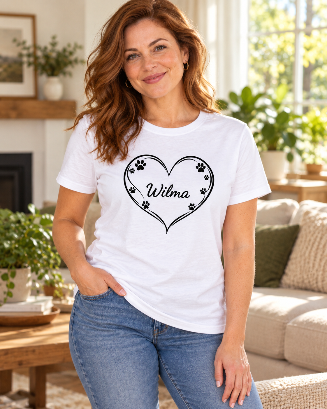 Herz mit Pfoten: T-Shirt, Hoodie oder Sweatshirt mit Namen deines Tieres – getragen von einer Frau