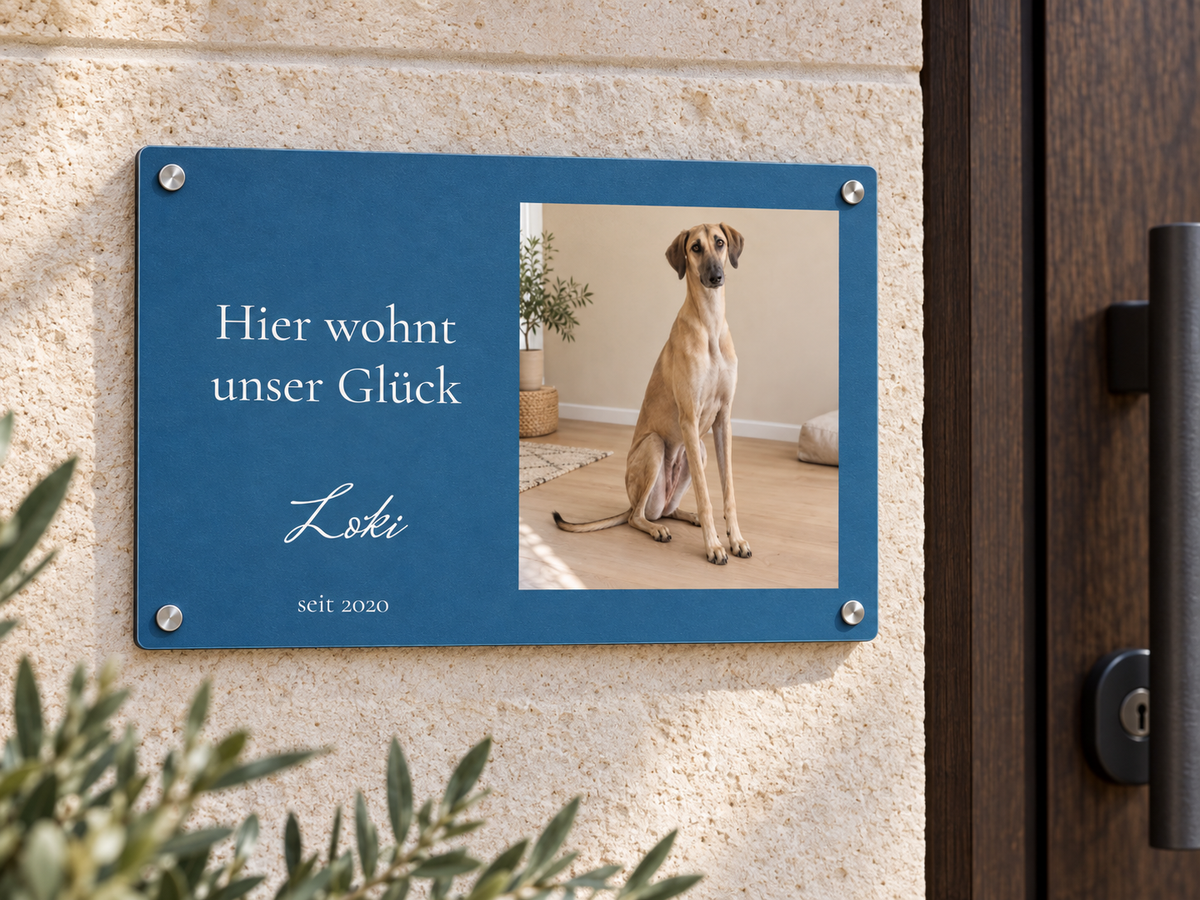 Blaues Foto-Türschild mit Hund und persönlichem Text neben einer Haustür