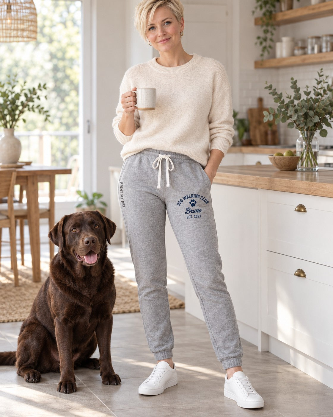 Personalisierte Jogginghose Dog Walking Club mit Hundename, getragen in der Küche, Hund Bruno