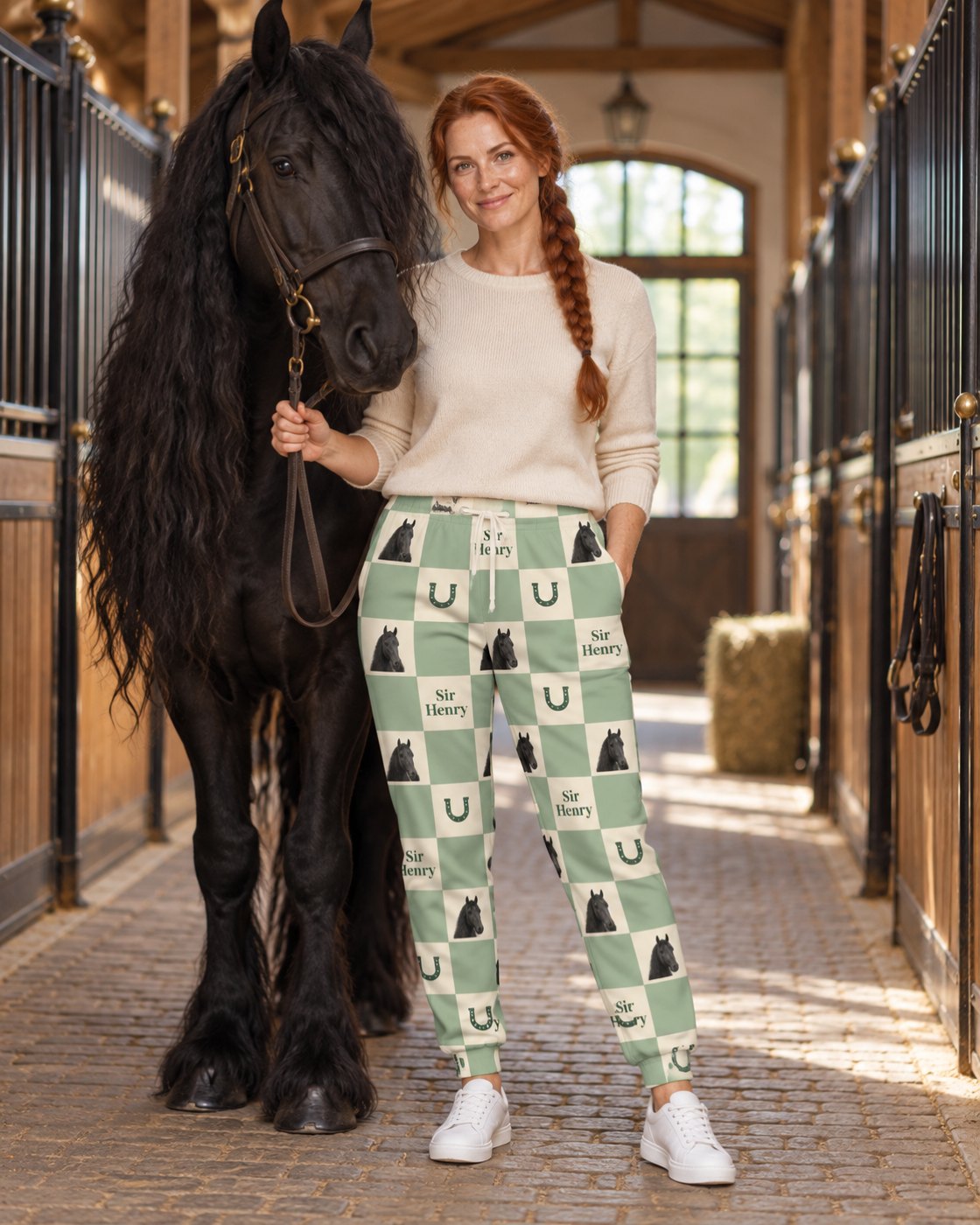Personalisierte Jogginghose Karo mit Pferdekopf und Name, in der Stallgasse, Pferd Sir Henry