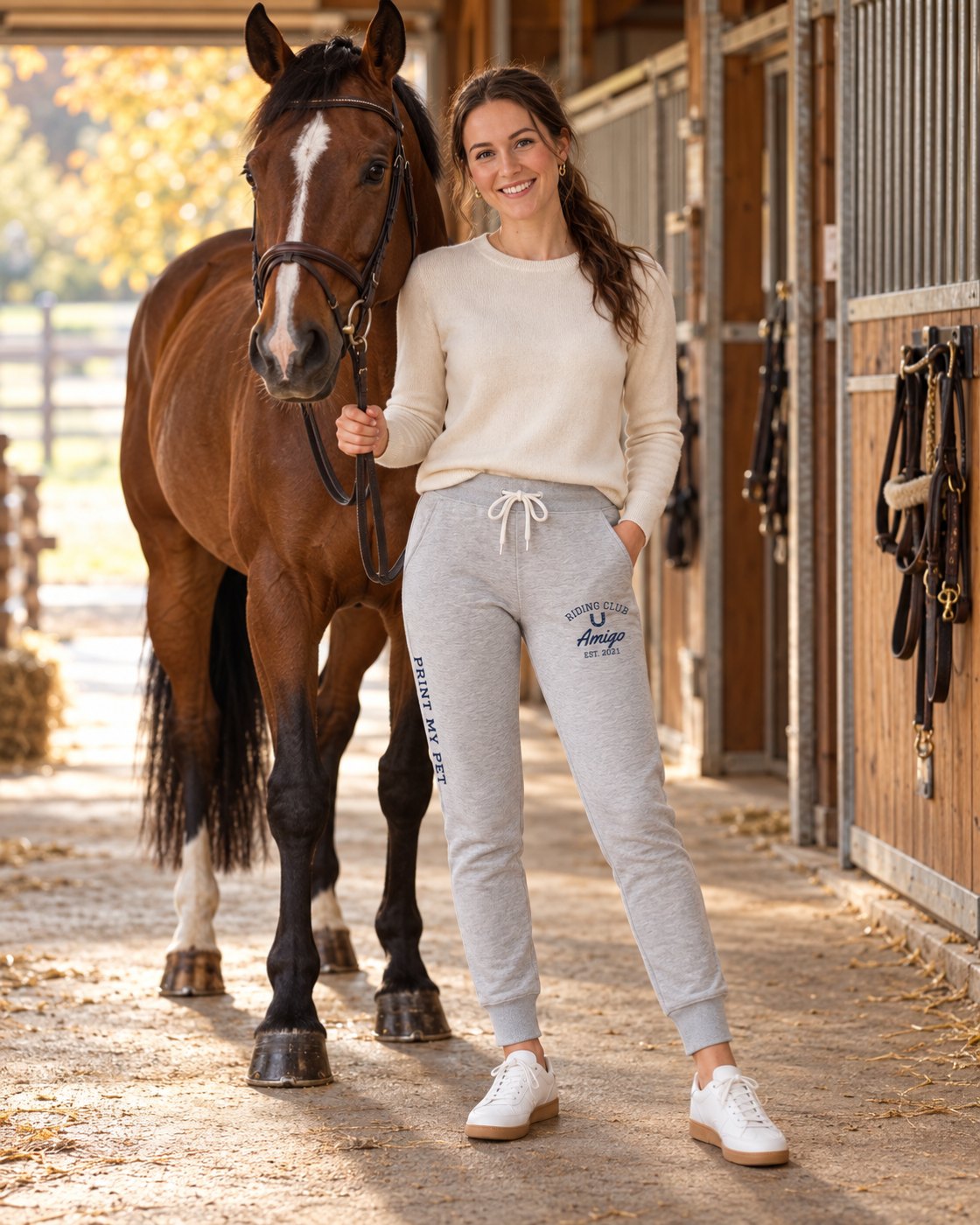 Personalisierte Jogginghose Riding Club mit Pferdename, in der Stallgasse, Pferd Amigo