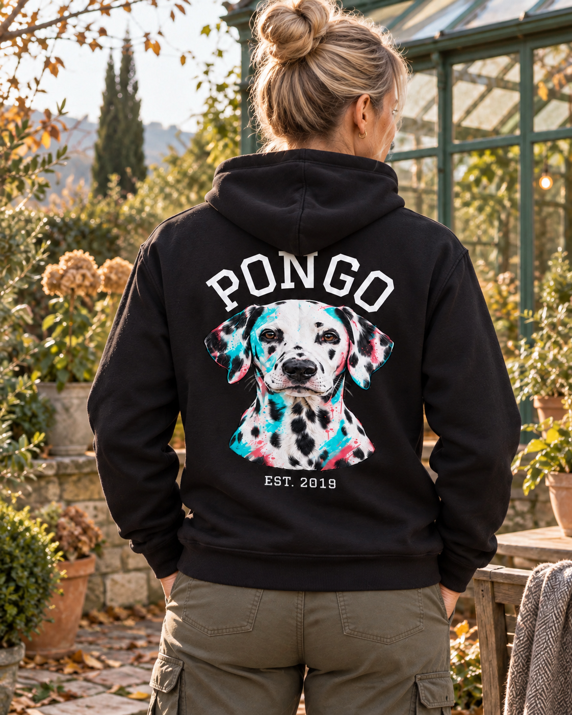 Hoodie mit dem Kopf deines Tieres auf dem Rücken, personalisiert – Lifestyle-Ansicht