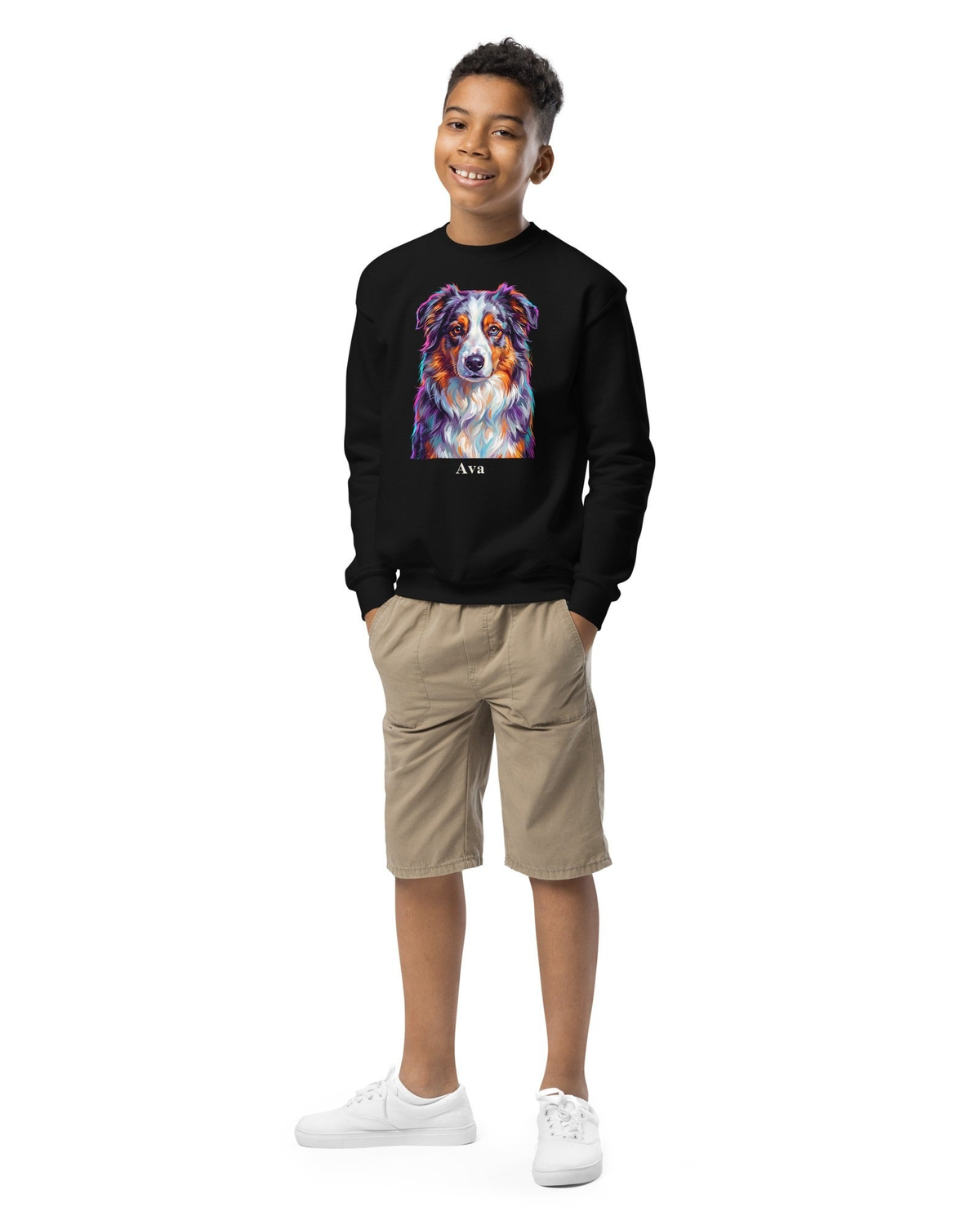 Kind im schwarzen Sweatshirt mit Hundeportrait im Pop-Art-Stil und dem Namen Ava