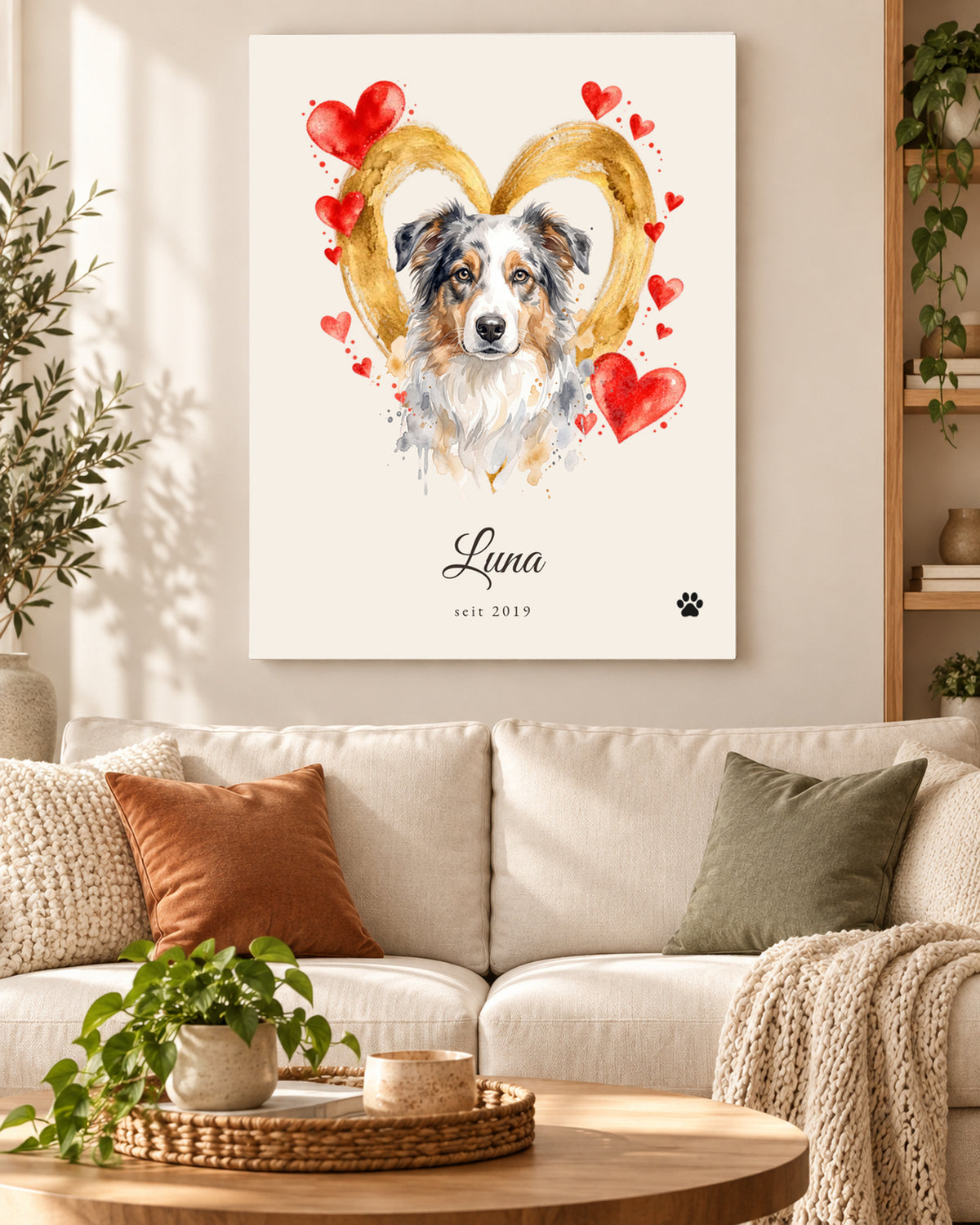 Herzensbild eines Australian Shepherd im goldenen Herz als Leinwand über dem Sofa