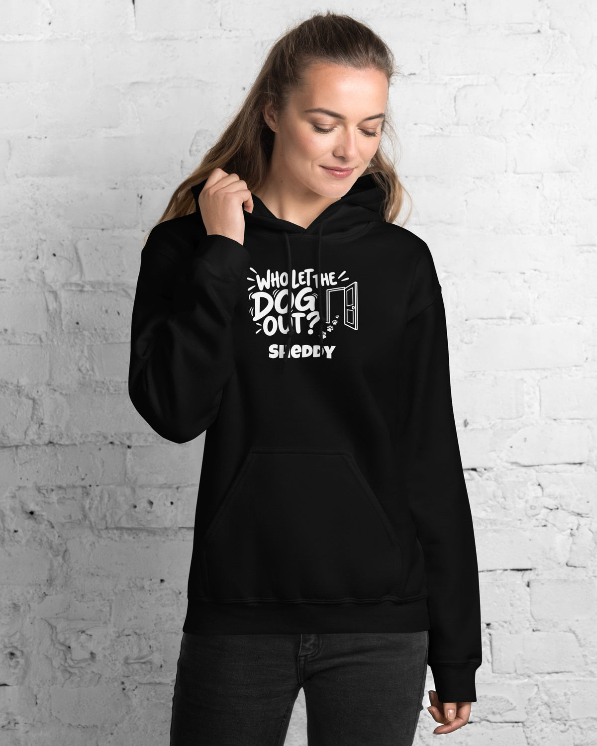 Hoodie Who Let The Dog Out in Schwarz mit dem Namen Sheddy, getragen von einer Frau
