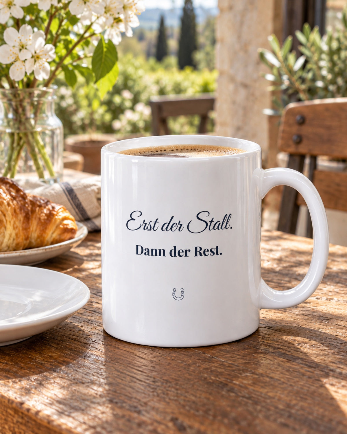 Weiße Keramiktasse Spruchtasse für Pferdemenschen auf einem Cafétisch im Frühling
