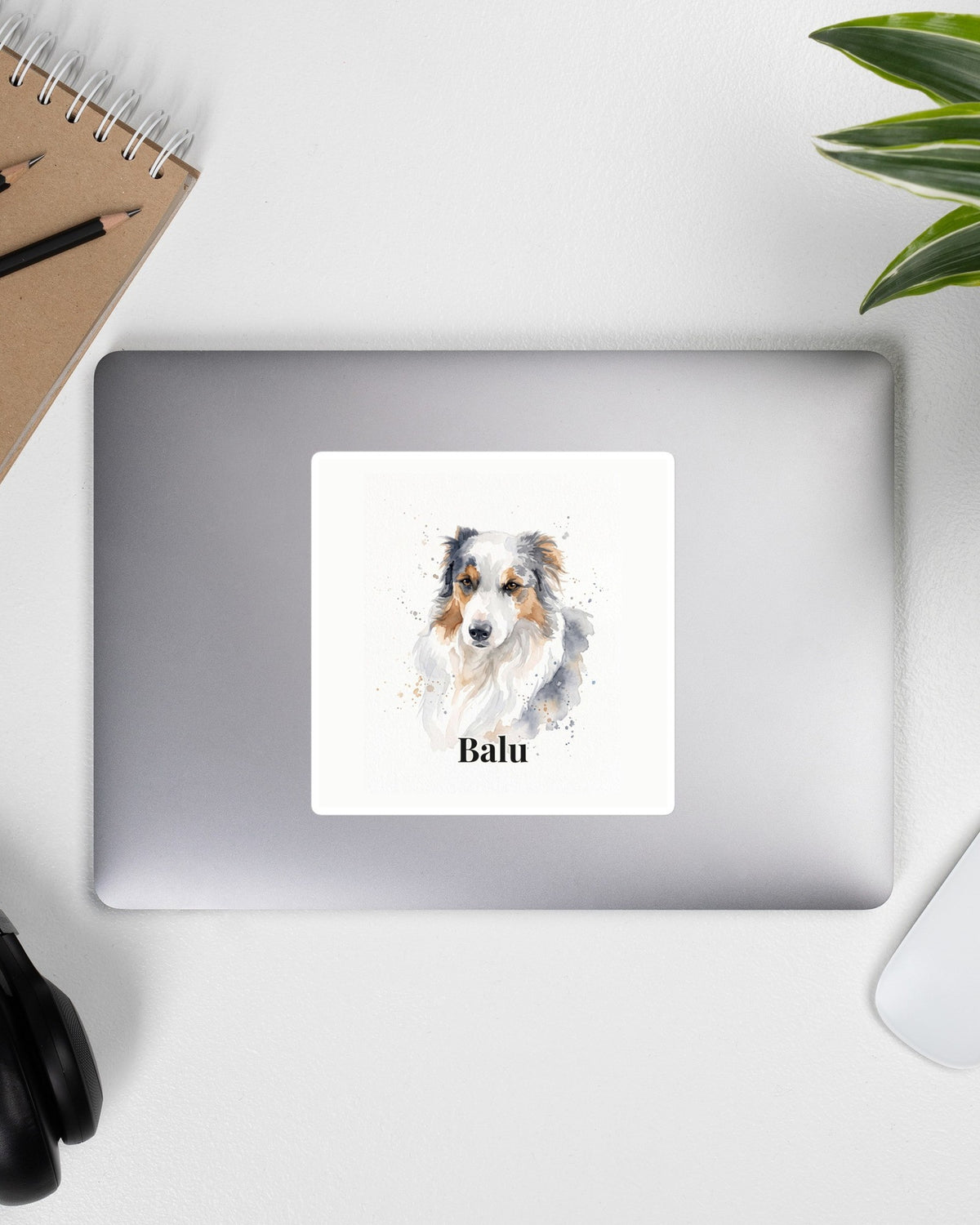 Sticker mit deinem Hund im Aquarell-Stil mit Namen Balu auf dem Laptop