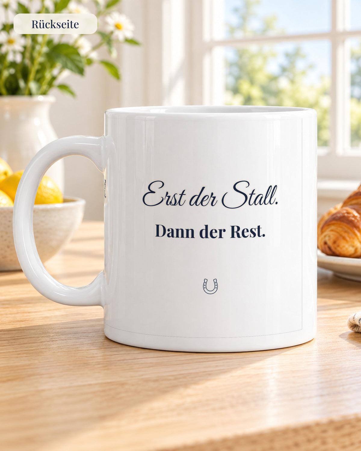 Spruchtasse für Pferdemenschen, Rückseite am Frühstückstisch