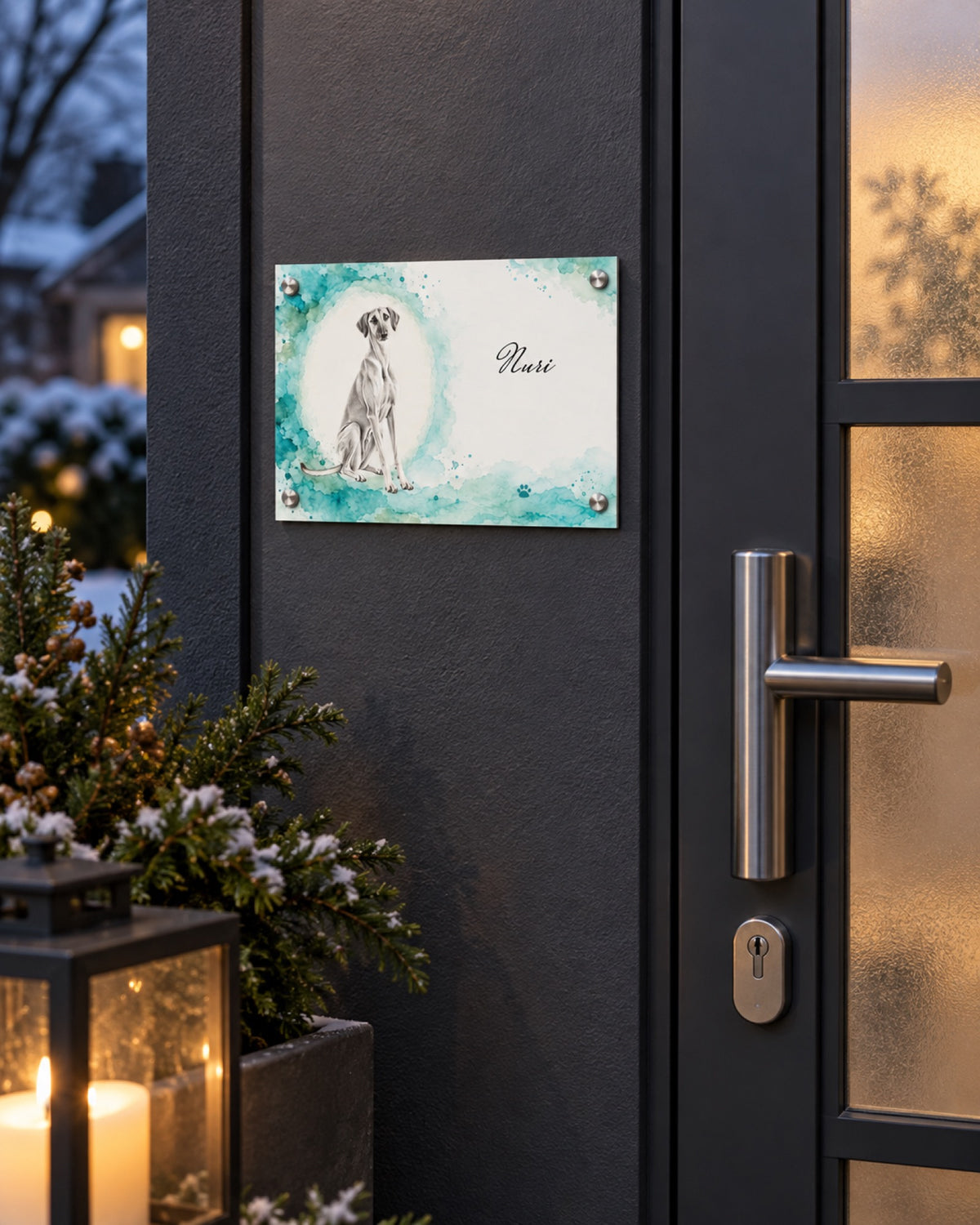 Türschild mit Sloughi Nuri an einer anthrazitfarbenen Glastür im Winter