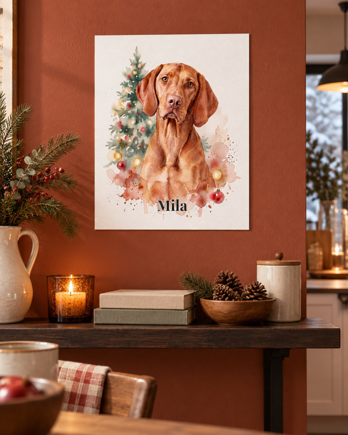 Ungerahmtes Poster mit Magyar Vizsla Mila in einer Lifestyle-Szene: rostrote Wohnküche mit kleinen winterlichen Zweigen, ungerahmtes Poster an der Wand oberhalb eines schmalen dunklen Regals
