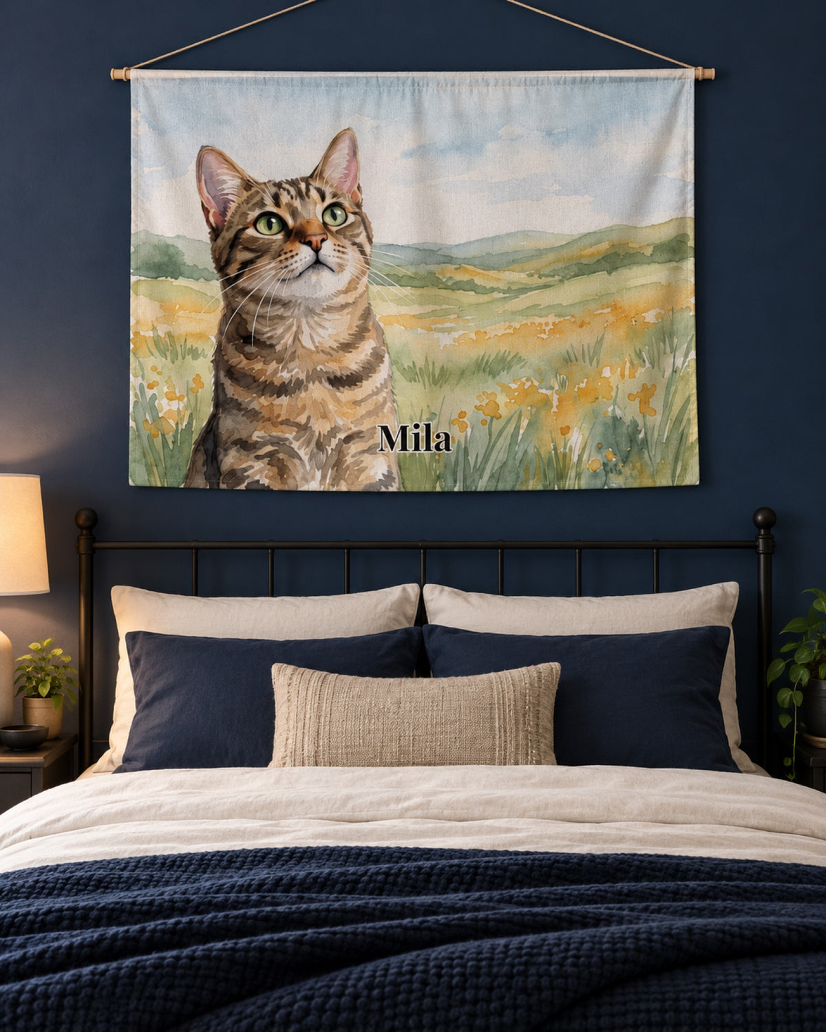 Wandteppich aus Polyester mit Tigerkatze Mila an einer dunkelblauen Schlafzimmerwand über schwarzem Metallbett