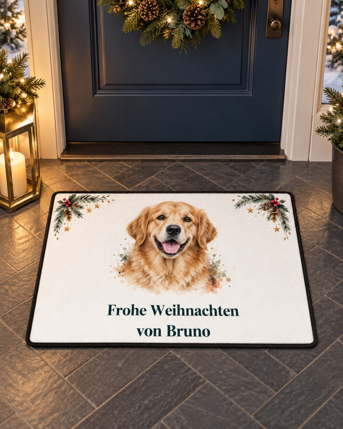 Weihnachtsfußmatte mit Golden Retriever Bruno im festlich dekorierten Eingangsbereich