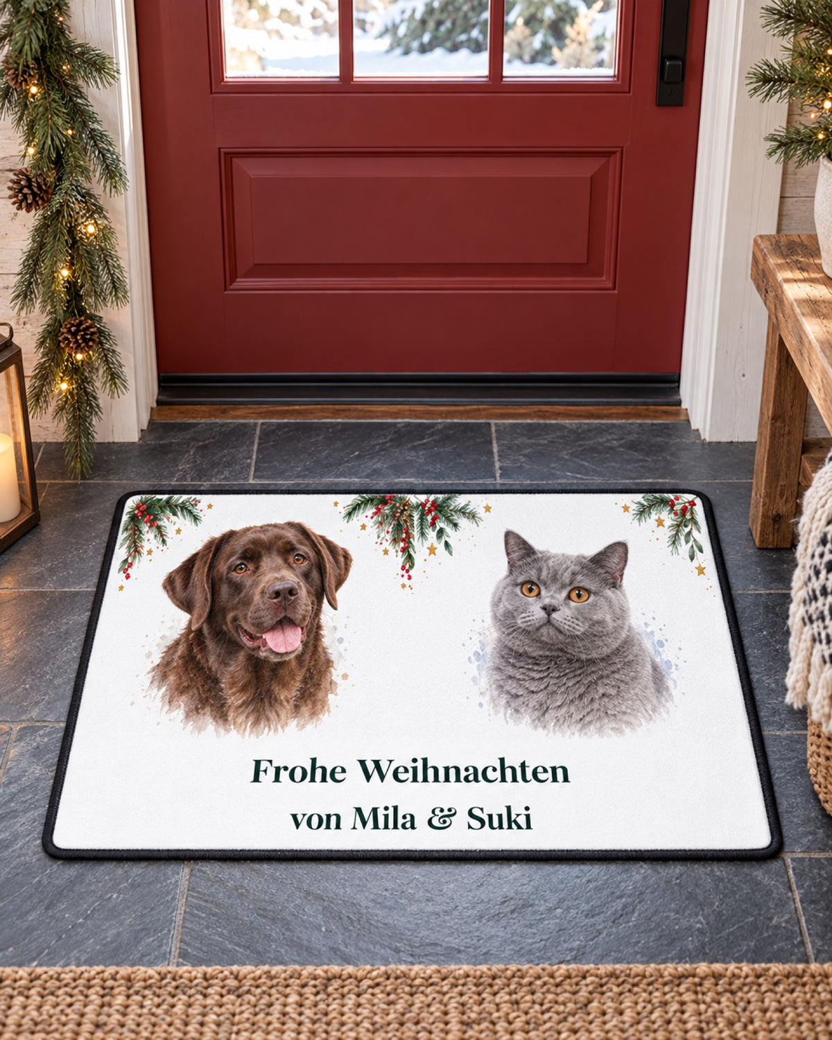 Weihnachtsfußmatte mit Labrador Mila und Britisch Kurzhaar Suki vor einer roten Tür im winterlichen Eingangsbereich