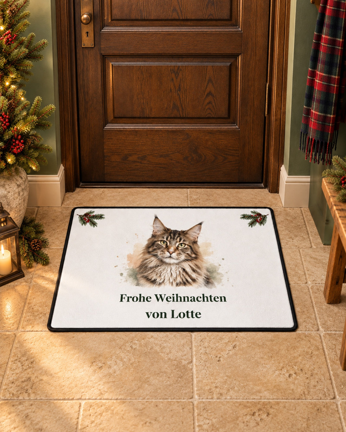 Weihnachtsfußmatte mit Maine Coon Lotte vor einer dunklen Holztür im Landhaus